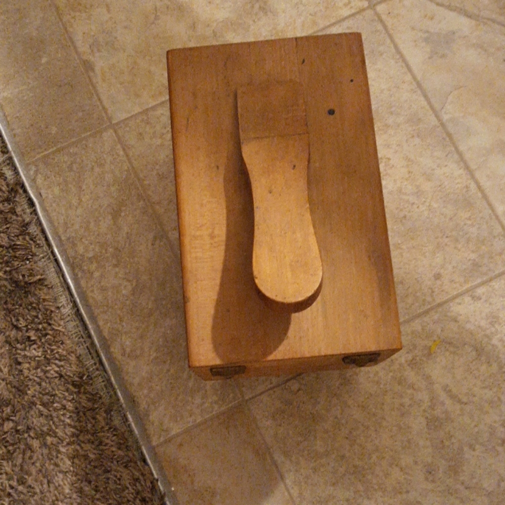 Shoe shine stand